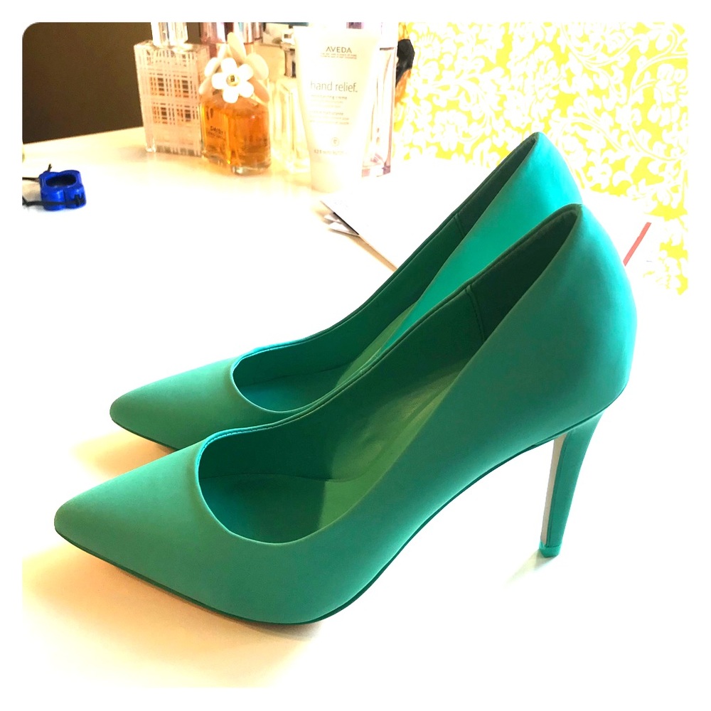 Size 8 teal heels. Never worn.